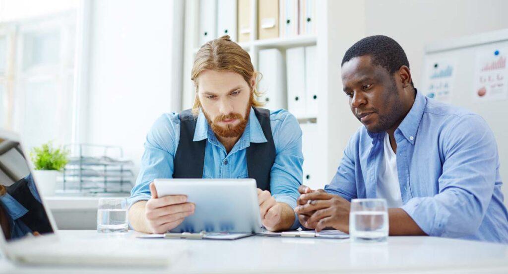 Descubra estratégias práticas para pivotar uma conversa para uma reunião, garantindo uma abordagem profissional que abre portas para negociações e networking valiosos.