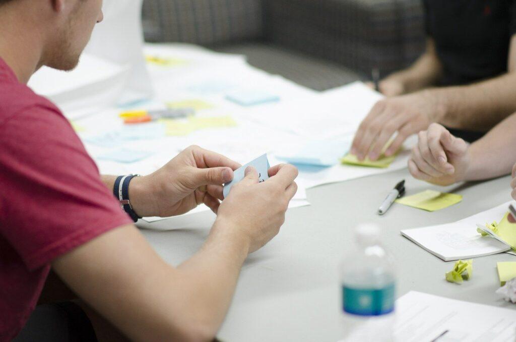 Compreenda A Importância nas Vendas: Utilizar Design Thinking e Agile e veja como combinar criatividade e adaptabilidade nas estratégias de venda pode revolucionar o relacionamento com o cliente e aumentar a conversão.