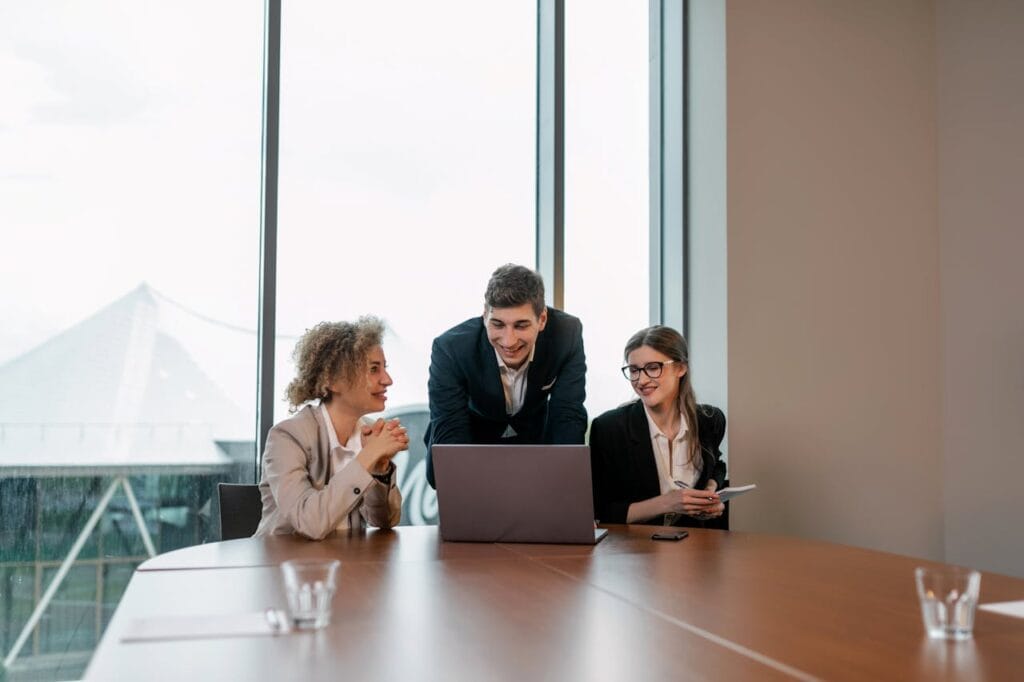 Entenda o papel de um consultor de negócio, suas principais funções e como ele apoia empresas a enfrentar desafios, aprimorar processos e alcançar resultados sustentáveis.