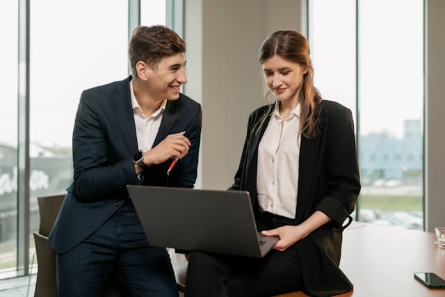 Aprenda estratégias eficazes de onboarding de vendedores para acelerar a adaptação, melhorar o desempenho e maximizar o sucesso em vendas.