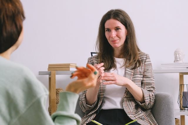Entenda o que é Role Play em Vendas e como essa técnica pode ser a chave para melhorar sua performance, ajudando a fortalecer suas estratégias e aprimorar a comunicação com clientes em diversos cenários.