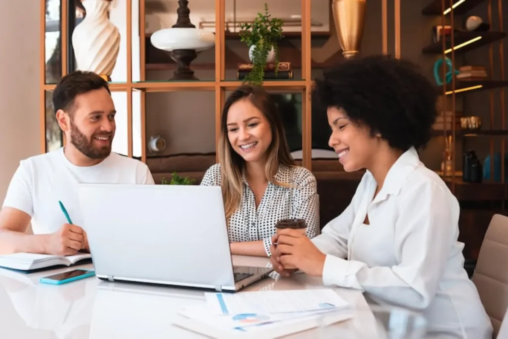 Equipe reunida com notebook e documentos para discutir a implementação de ABM B2B.