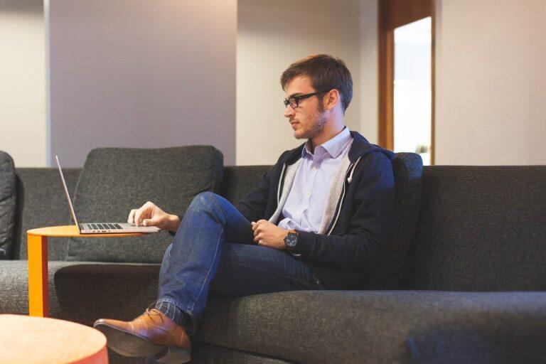 Explore as 12 principais ferramentas para quem trabalha em home office e aprimore seu ambiente de trabalho remoto com soluções que facilitam a colaboração e o gerenciamento de projetos.