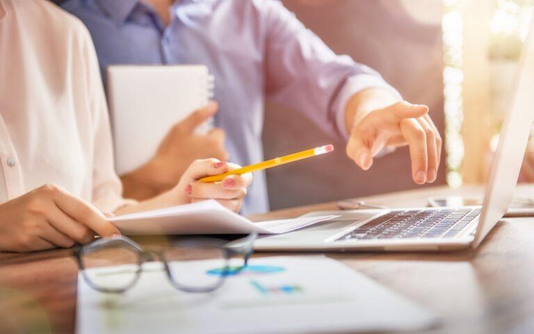 Descubra métodos práticos para experimentar seu processo inicial de vendas com eficácia, garantindo ajustes rápidos que aumentam o sucesso nas etapas iniciais da jornada do cliente.