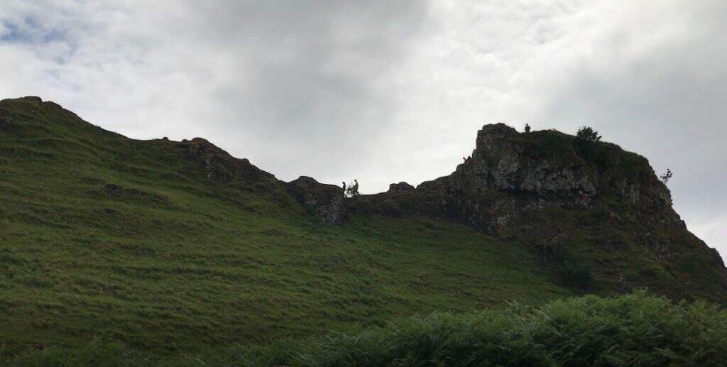 Silhueta dos filhos de Aaron Ross em uma paisagem de montanhas na Escócia