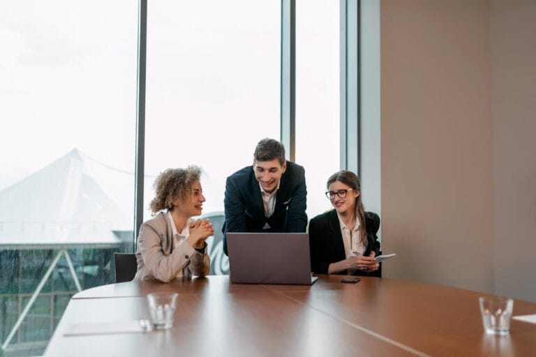 Entenda o papel de um consultor de negócio, suas principais funções e como ele apoia empresas a enfrentar desafios, aprimorar processos e alcançar resultados sustentáveis.