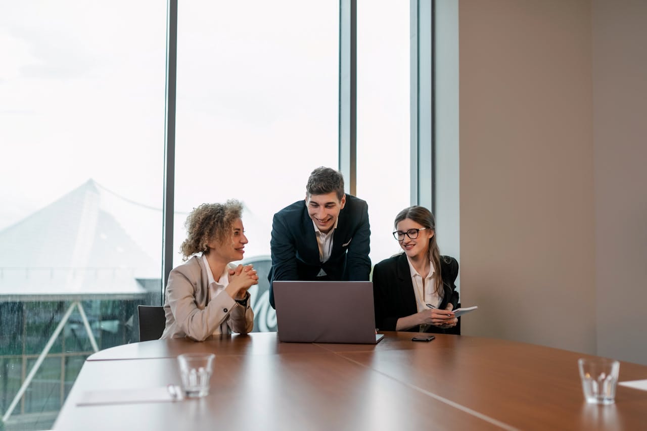Entenda o papel de um consultor de negócio, suas principais funções e como ele apoia empresas a enfrentar desafios, aprimorar processos e alcançar resultados sustentáveis.