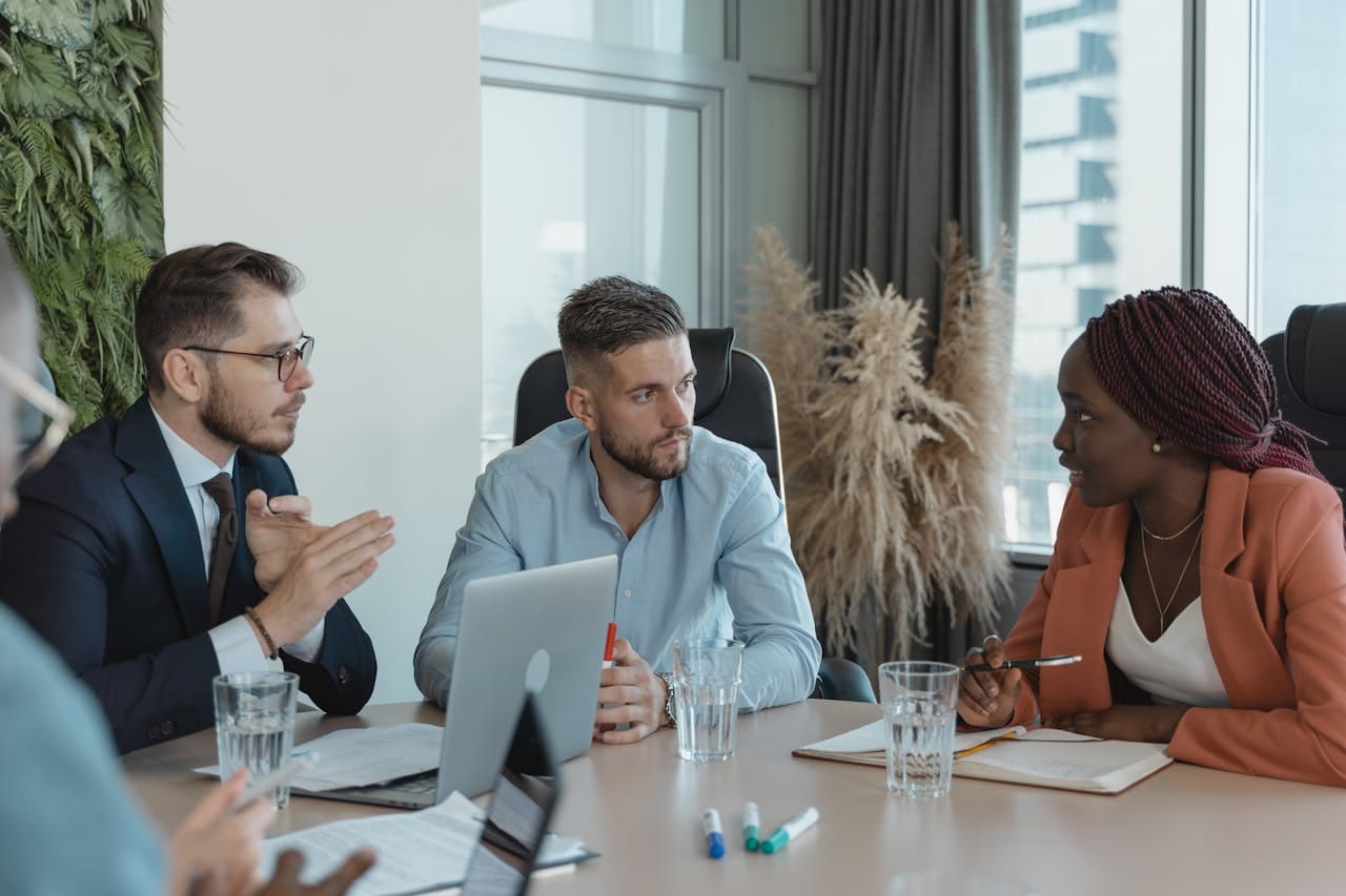 Entenda o que é preciso para ser consultor empresarial e explore os passos para se destacar no mercado, desde a capacitação até as práticas de liderança e gestão.