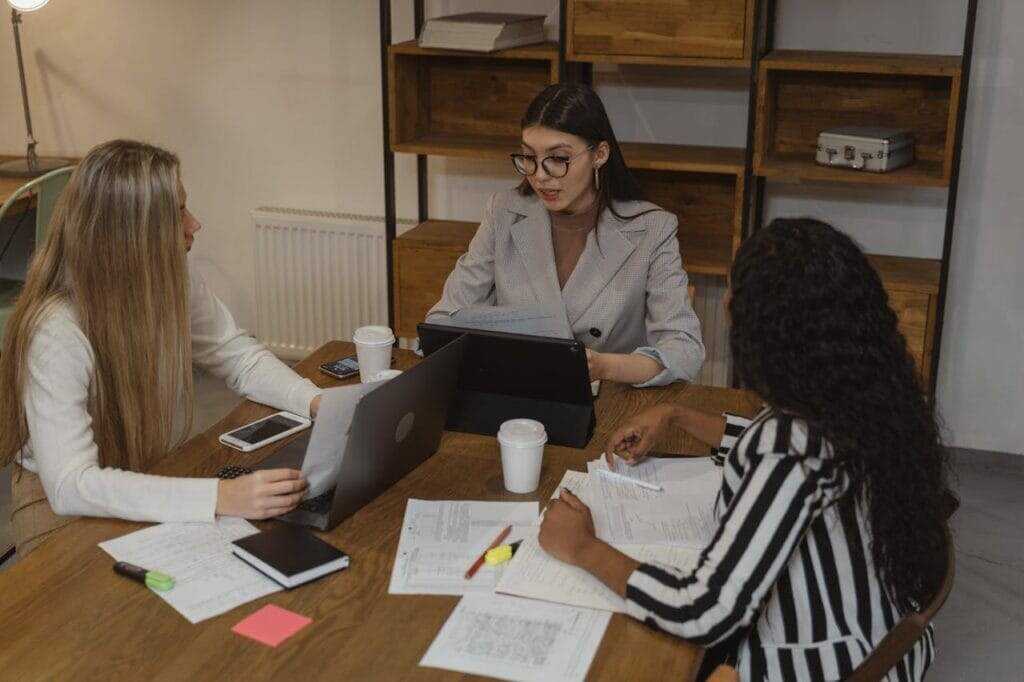 Saiba tudo sobre o trabalho de um consultor de vendas, suas atividades diárias e como ele contribui para o crescimento da empresa. Conheça as habilidades essenciais para essa profissão.