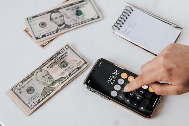 Quer saber qual o salário do consultor de vendas? Entenda os fatores que influenciam a remuneração e como você pode aumentar seus ganhos nessa profissão.
