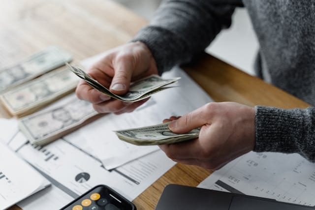 Descubra quanto ganha um consultor interno de vendas e como fatores como experiência e empresa podem impactar a remuneração deste profissional.
