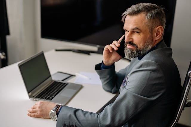 Quer saber quais são os sinônimos de consultor? Confira uma lista com opções como orientador, mentor e analista e aprenda a usar cada um.